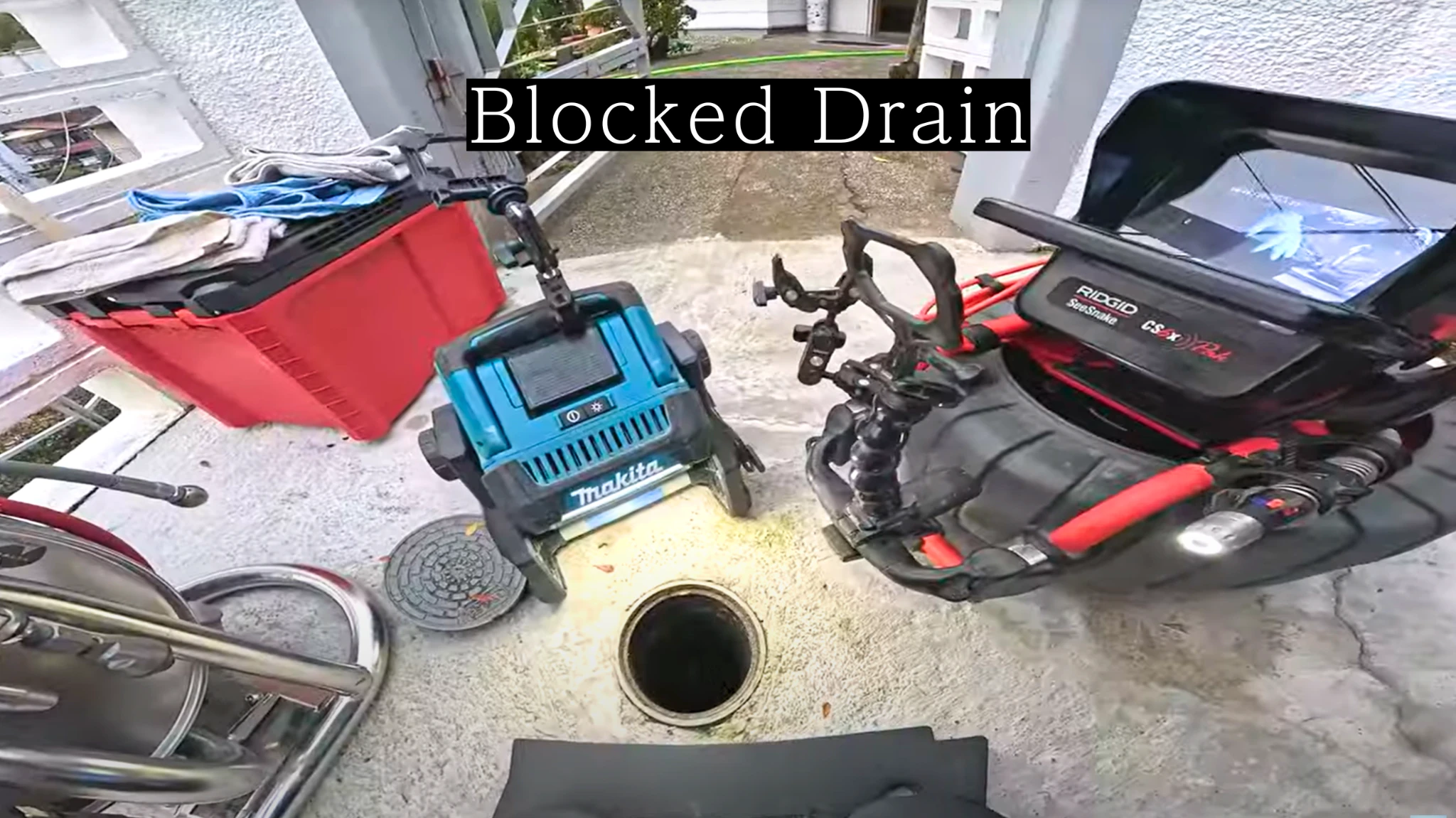 お問い合わせ（電話中のイメージ）