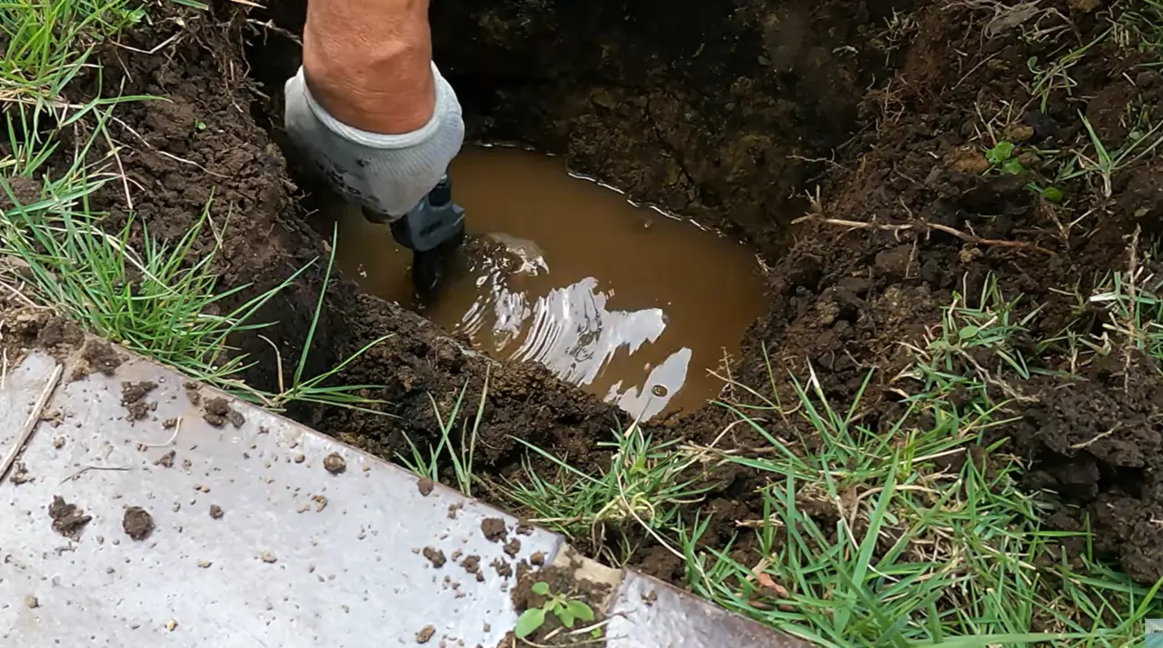 漏水によって掘削部に水が溜まっている状態